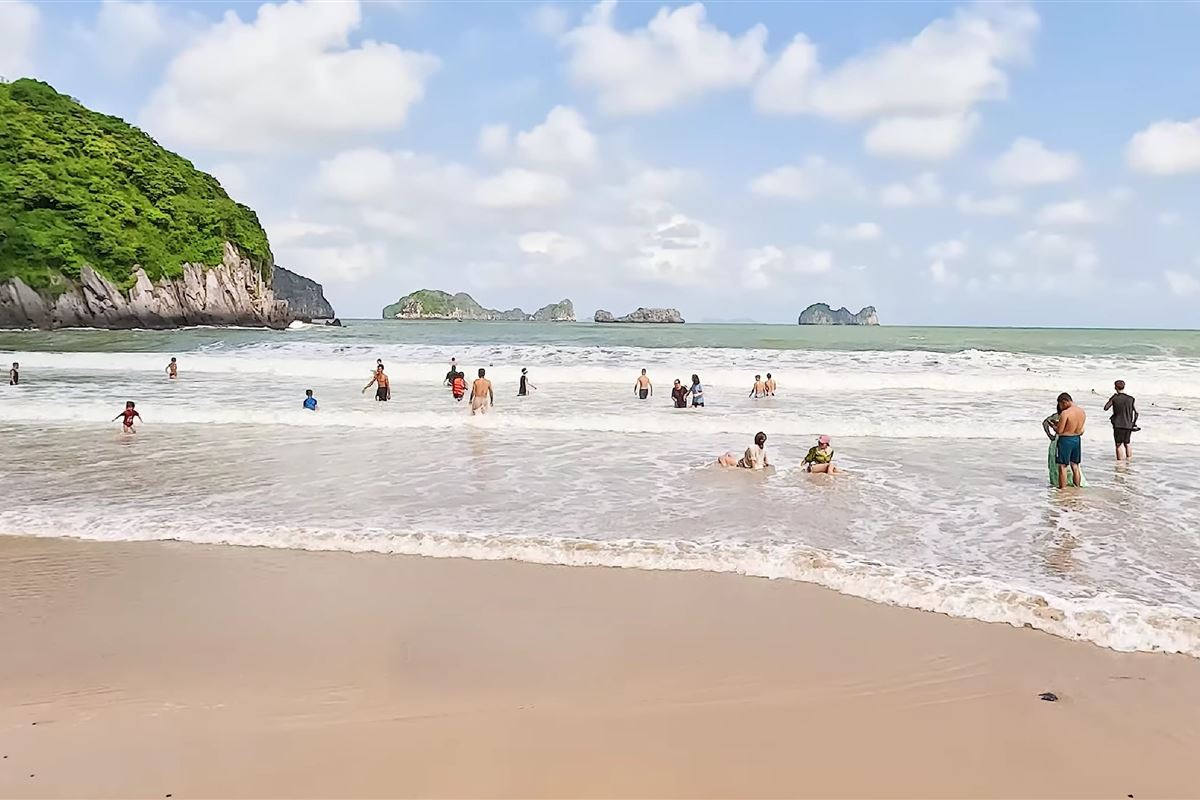 Khám phá bãi biển Tùng Thu: Không gian thư giãn và tắm biển tại Cát Bà