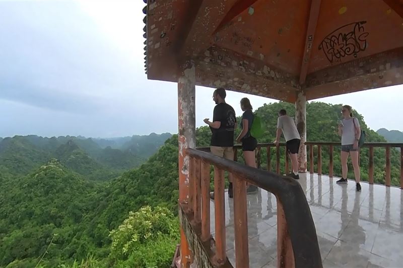  Tour nửa ngày: Đi bộ xuyên Vườn Quốc Gia Cát Bà và Chinh Phục Đỉnh Ngự Lâm