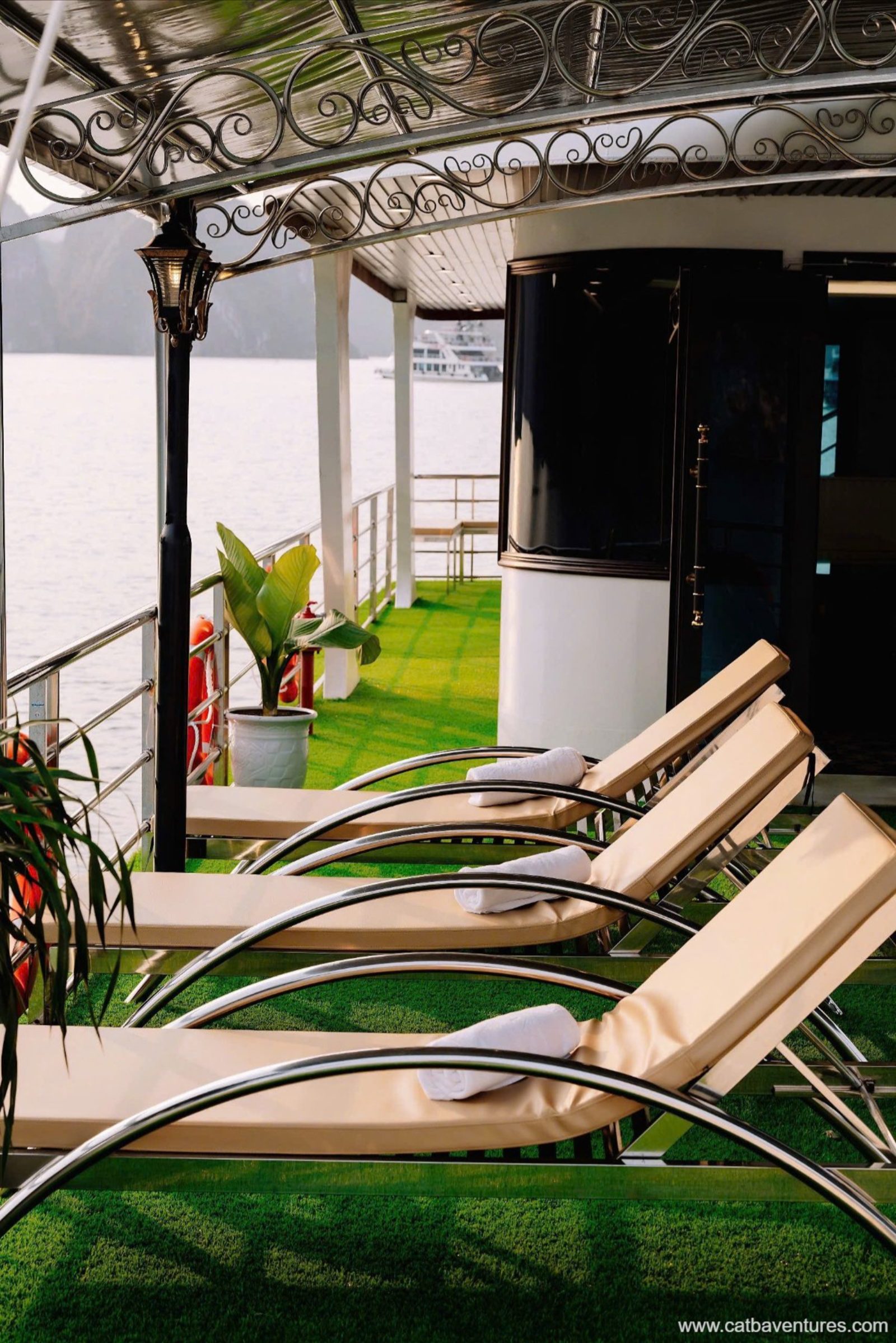 tau-du-lich-lan-ha-xanh-002