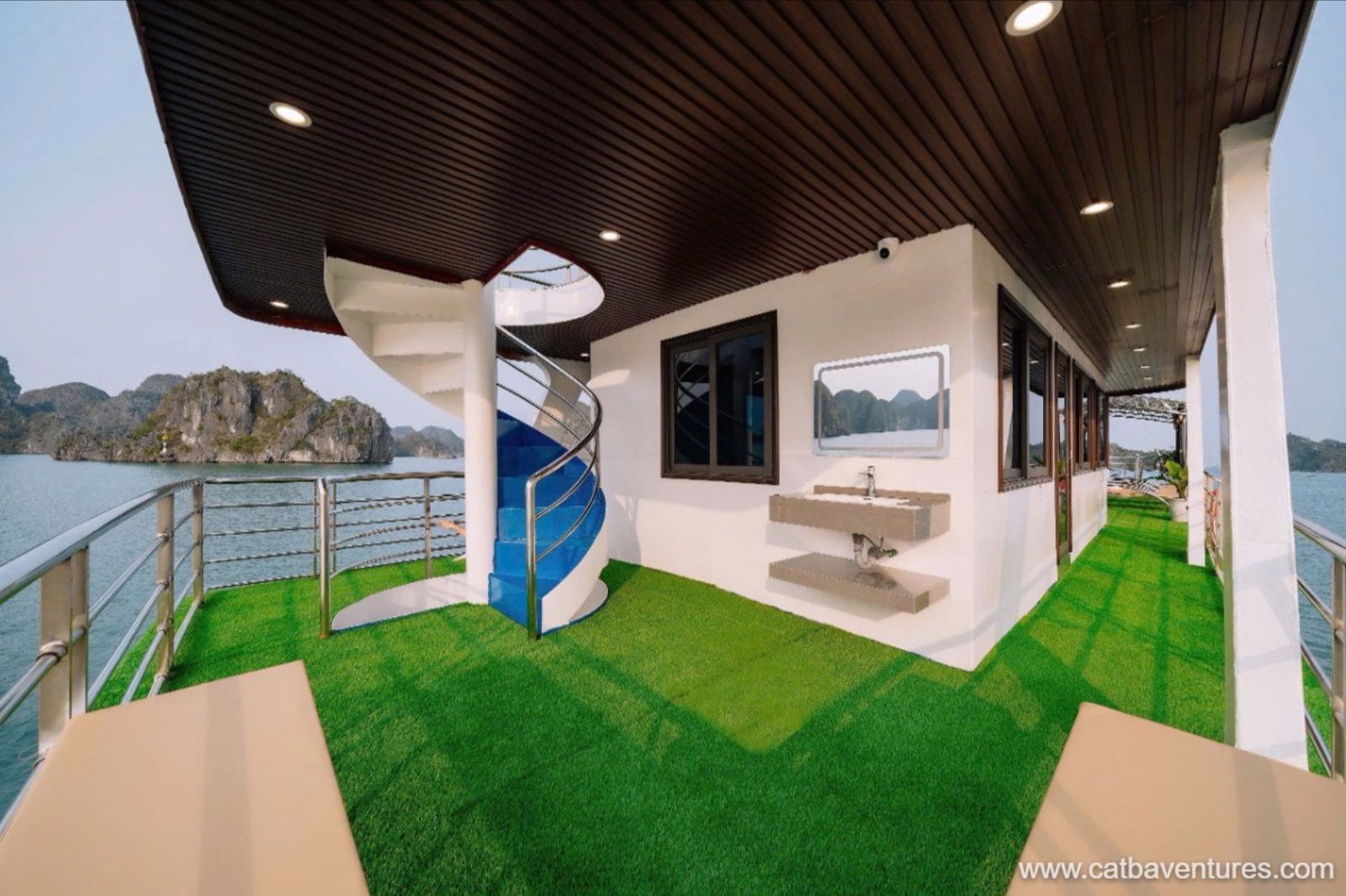 tau-du-lich-lan-ha-xanh-006