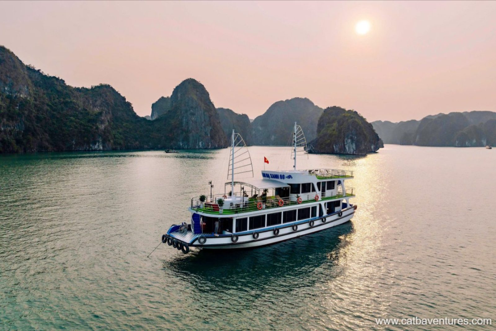 tau-du-lich-lan-ha-xanh-007